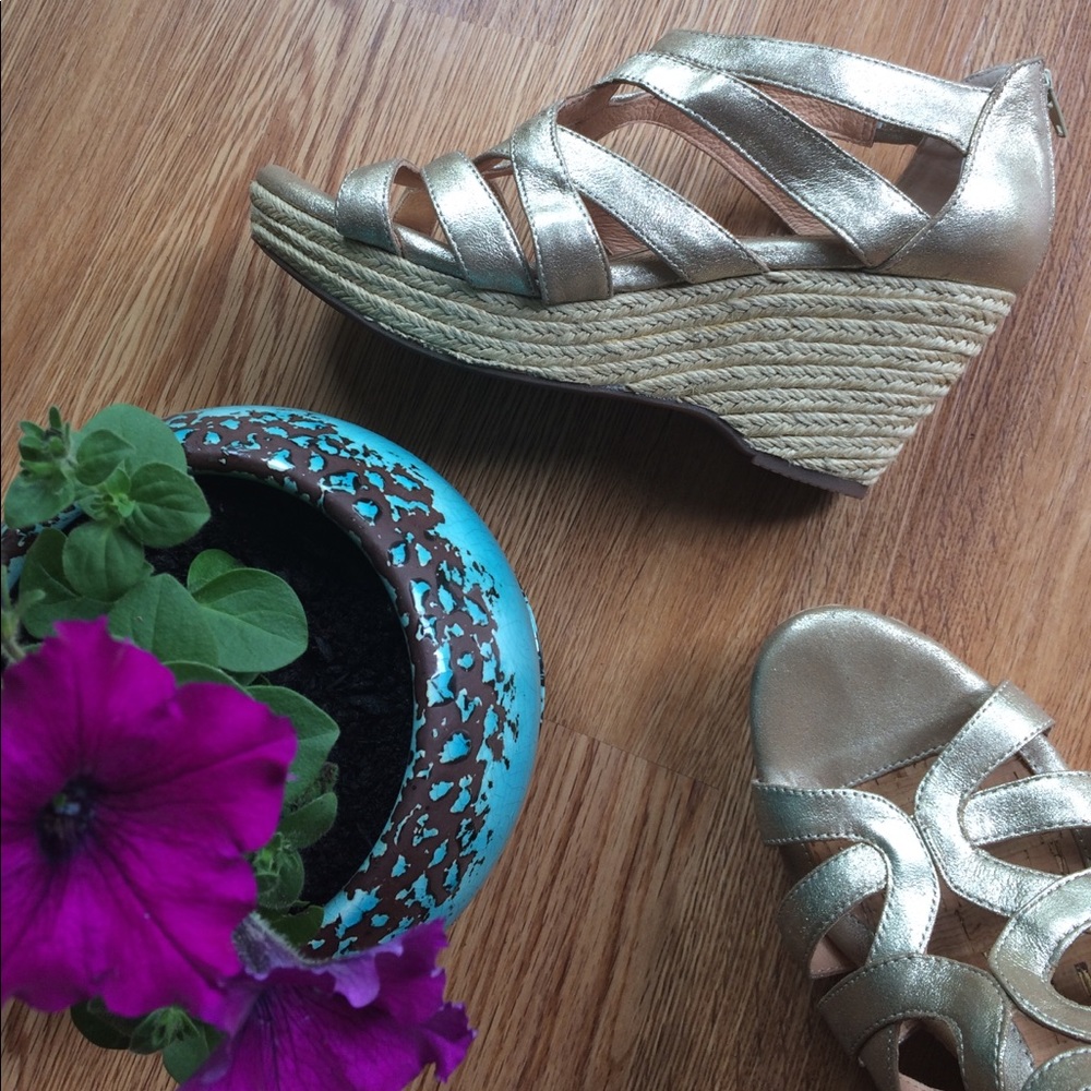 Flash Sale 👠Sofft wedge heels leather gold 9